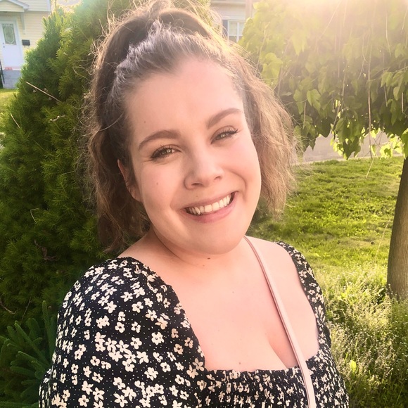 Meet your Posher, Emily - Picture 3 of 4